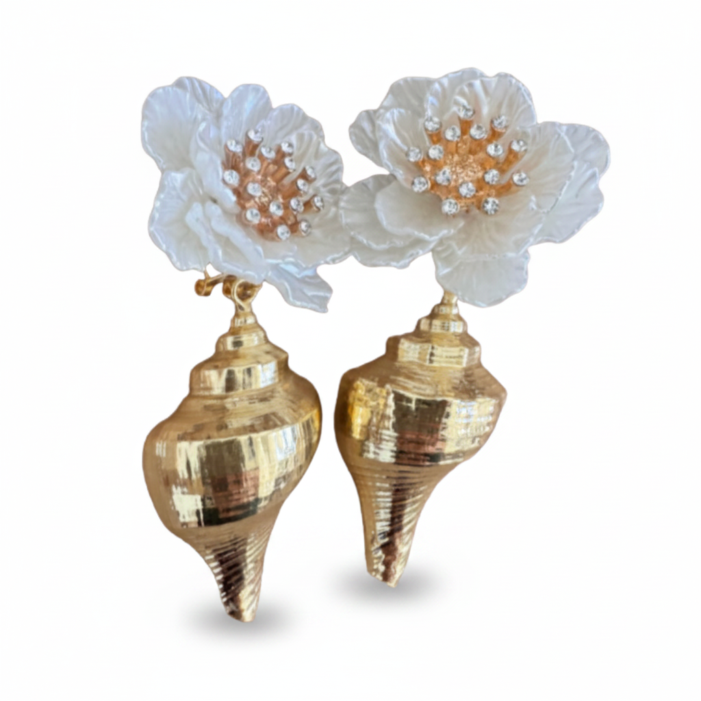 LUP62-LUCIA PIÑA-ARETES DE FLORES EN RESINA CON CARACOLES EN BAÑO DE ORO  -S1624