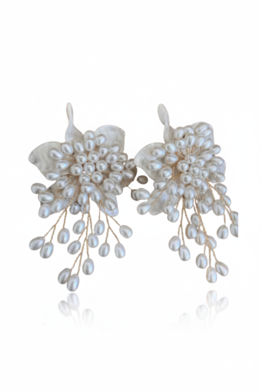 LUP66-LUCIA PIÑA -ARETES DE FLORES EN RESINA CON PERLA SINTÉTICA -S1508
