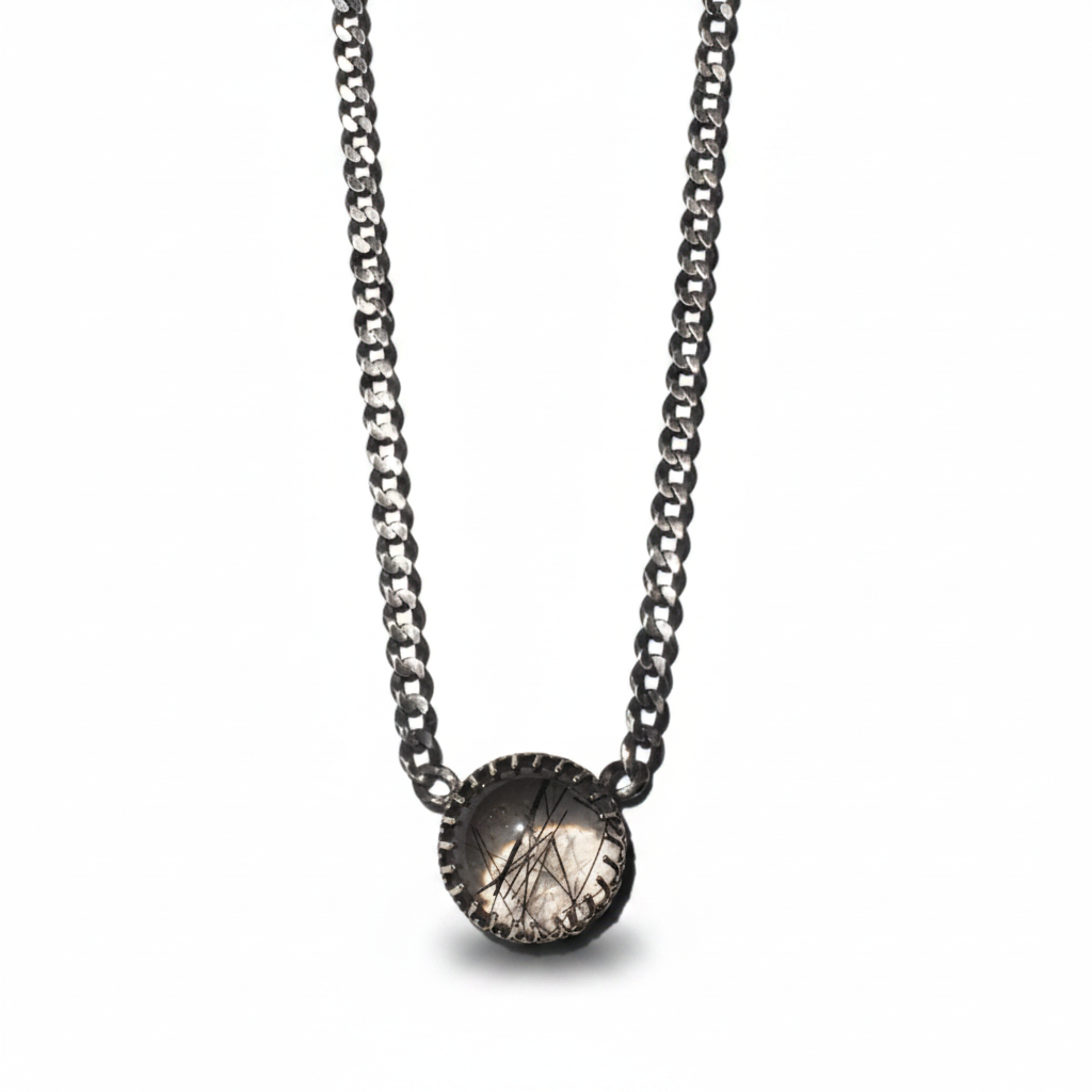 MAN134-MANI MAALAI-COLLAR CIRCULAR CON UÑAS PLATA OXIDADA Y CUARZO RUTILADO NEGRO-S6800