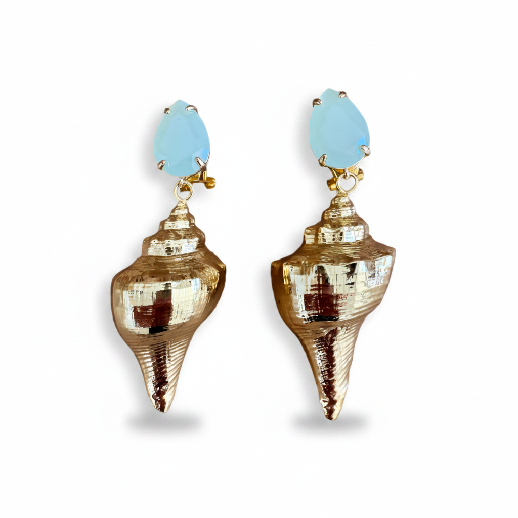LUP106-LUCIA PIÑA-ARETES DE CRISTALES CON CARACOL EN BAÑO DE ORO   -S1624