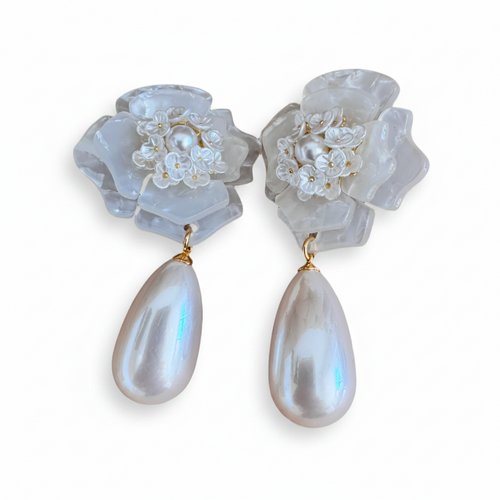 LUP102-LUCIA PIÑA-ARETES DE FLORES EN RESINA CON FLOR EN MADRE PERLA Y PERLA SINTÉTICA -S1624