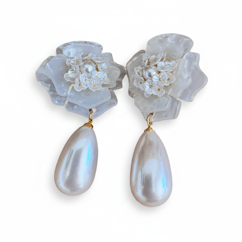 LUP102-LUCIA PIÑA-ARETES DE FLORES EN RESINA CON FLOR EN MADRE PERLA Y PERLA SINTÉTICA -S1624