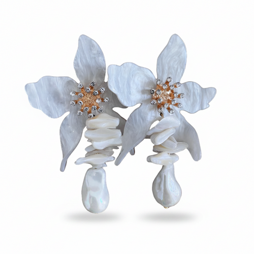 LUP119-LUCIA PIÑA-ARETES DE FLORES CON RESINA CON PEDAZOS DE COCHA Y PERLA SINTETICA-S1624
