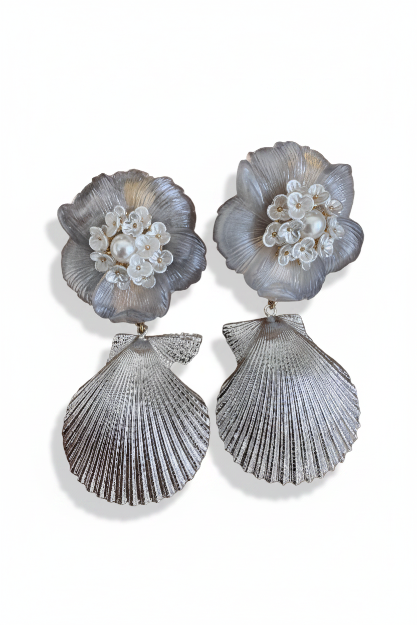 LUP122-LUCIA PIÑA-ARETES DE FLORES CON RESINA CON CONCHA EN BAÑO DE PLATA-S1740