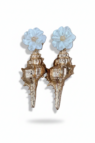 LUP144-LUCIA PIÑA-ARETES DE FLORES EN RESINA CON CARACOL EN BAÑO DE ORO  -S1508