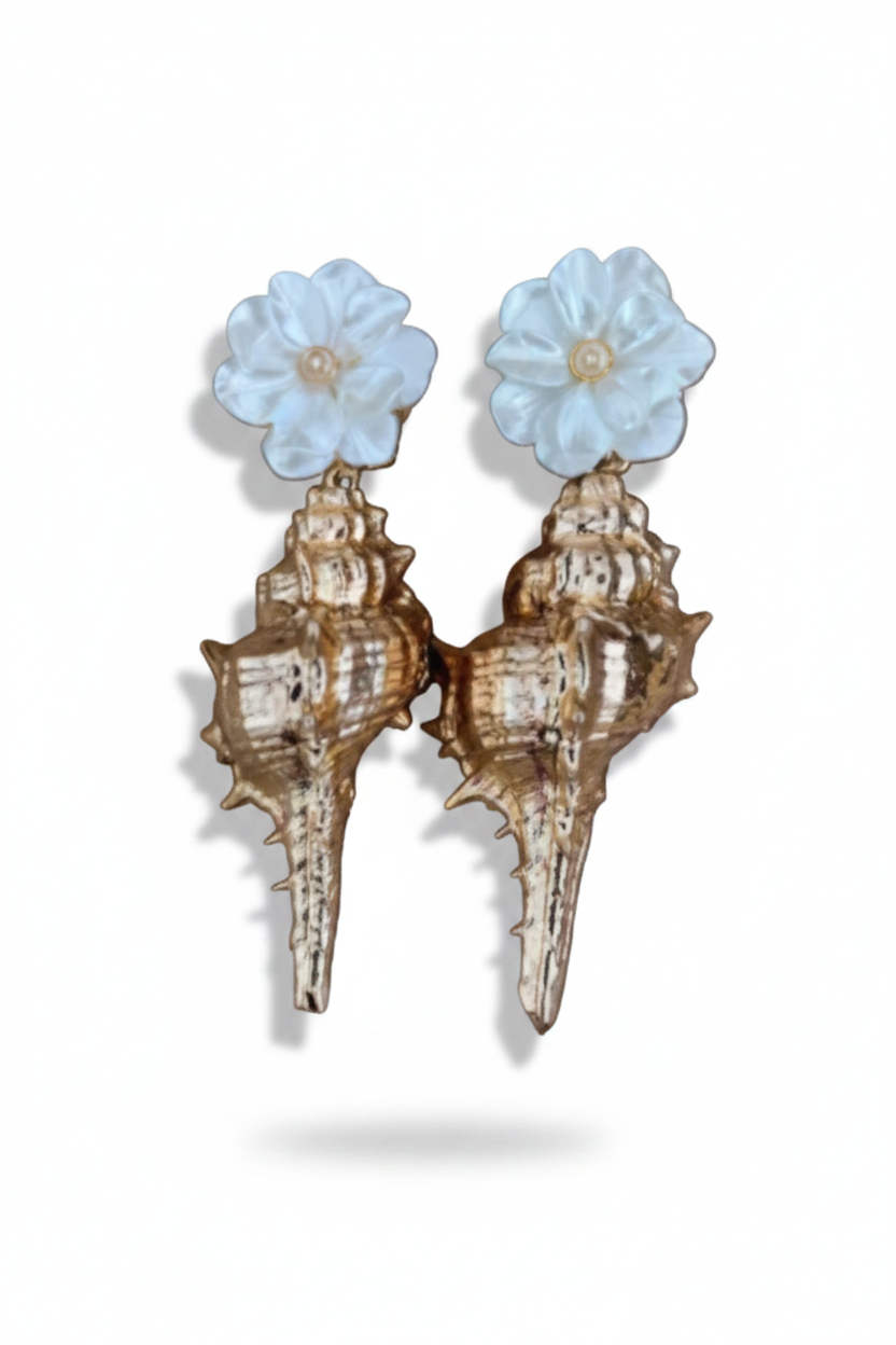 LUP144-LUCIA PIÑA-ARETES DE FLORES EN RESINA CON CARACOL EN BAÑO DE ORO  -S1508