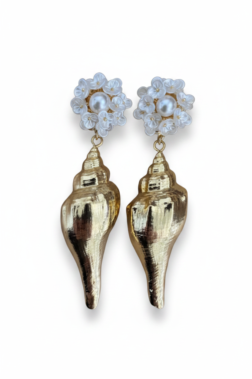 LUP162-LUCIA PIÑA-ARETES DE FLORES EN RESINA CON CARACOL EN BAÑO DE ORO -S1740
