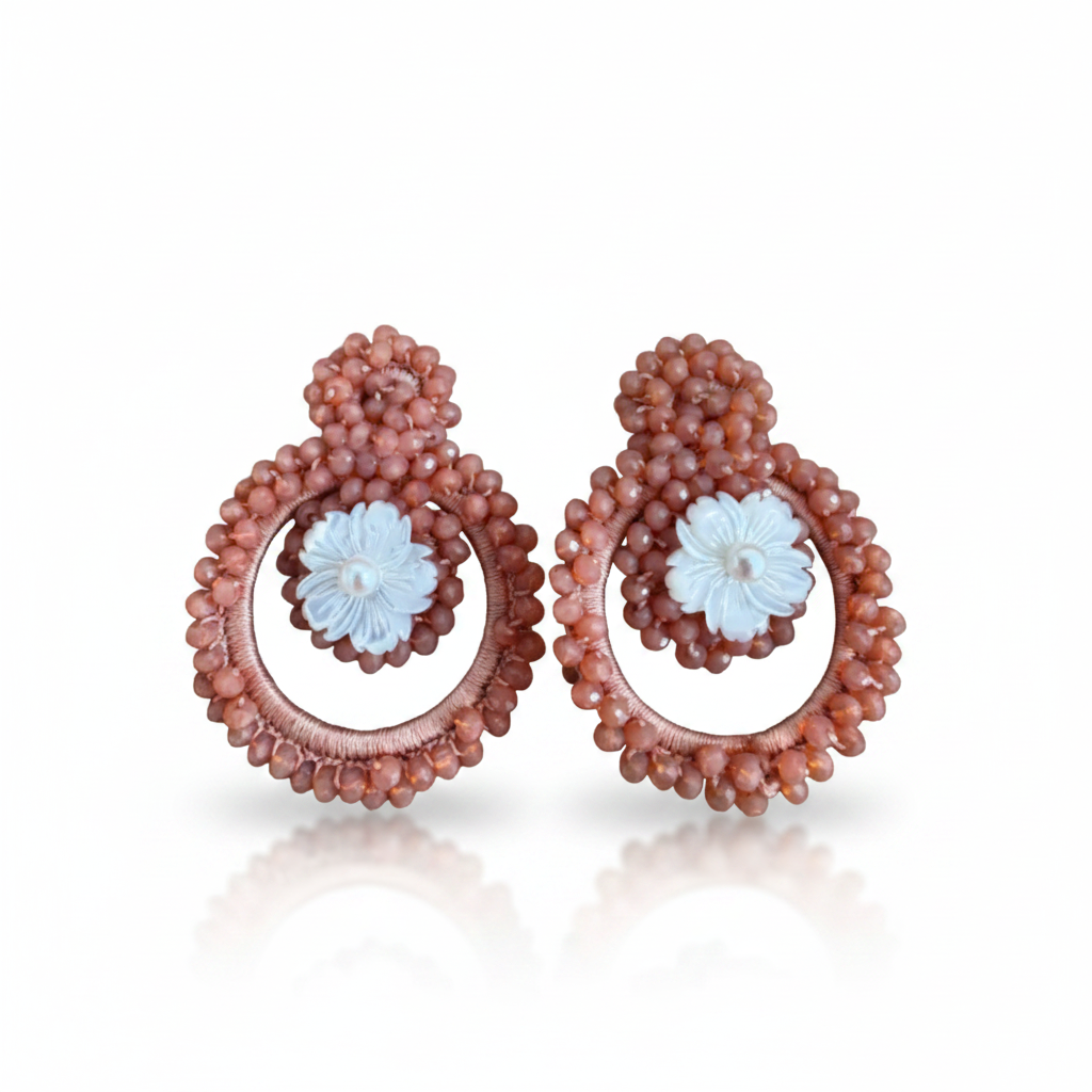 LUP178-LUCIA PIÑA-ARETES DE CUENTAS EN CORAL CON FLOR EN MADRE PERLA  -S1508