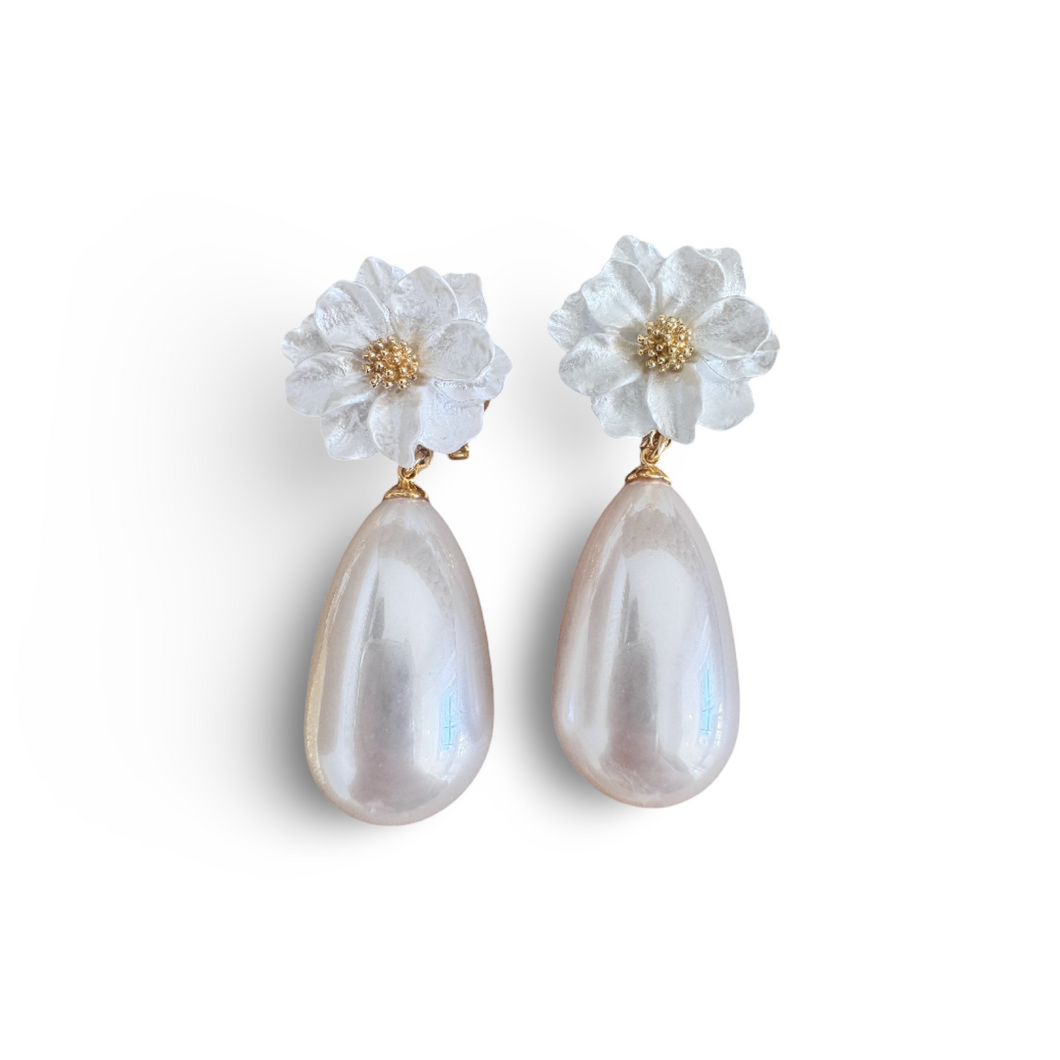 LUP147-LUCIA PIÑA-ARETES DE FLORES EN RESINA CON PERLA SINTÉTICA  -S1508