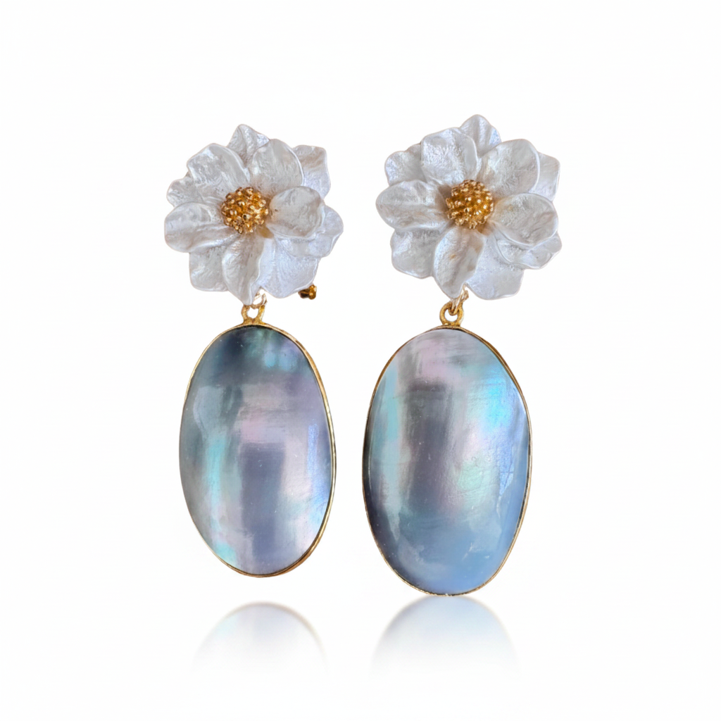 LUP100-LUCIA PIÑA-ARETES DE FLORES EN RESINA CON MADRE PERLA  -S1624
