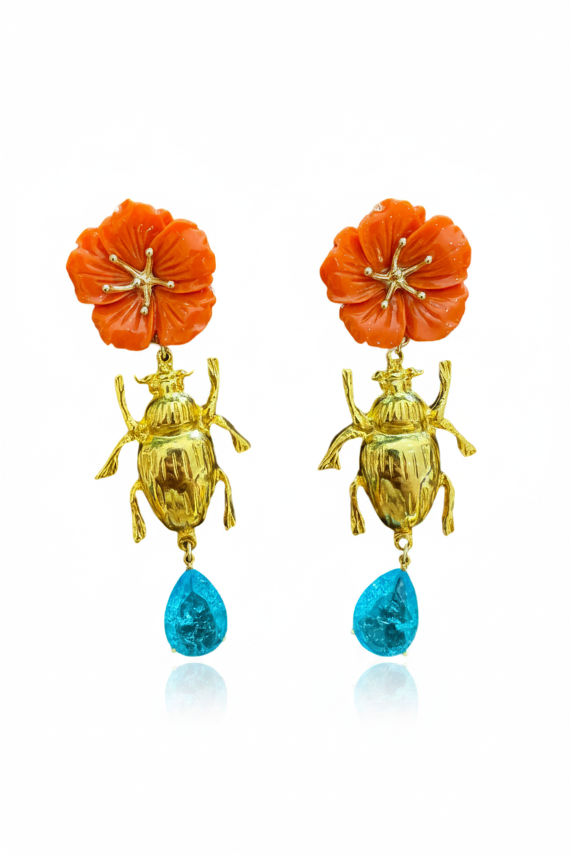 LUP25-LUCIA PIÑA- ARETES DE ESCARABAJOS EN BAÑO DE ORO CON FLOR EN RESINA Y CRISTAL AZUL -S1508