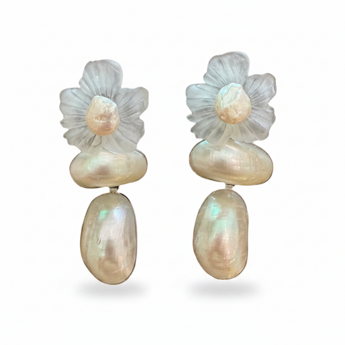LUP01-LUCIA PIÑA-ARETES DE MADRE PERLA CON FLOR EN RESINA Y PERLA- f1856