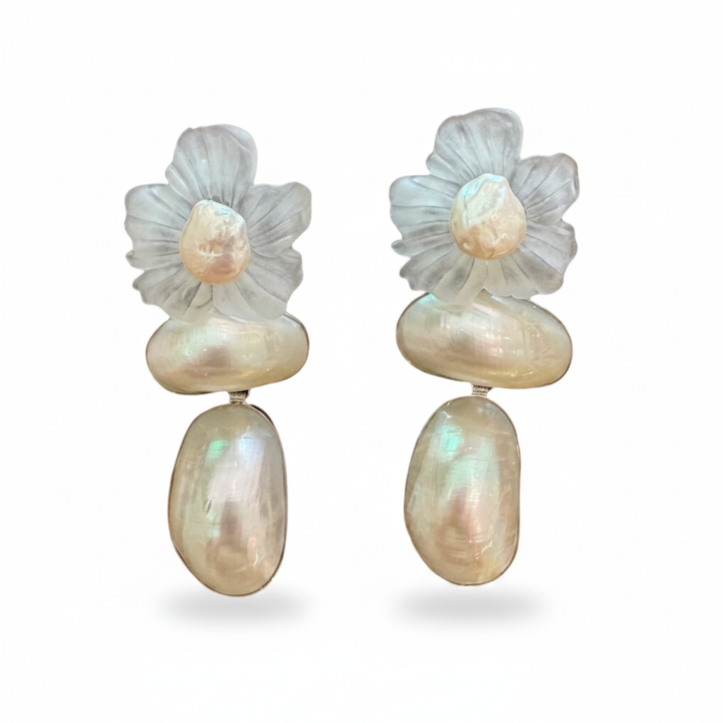 LUP01-LUCIA PIÑA-ARETES DE MADRE PERLA CON FLOR EN RESINA Y PERLA- f1856