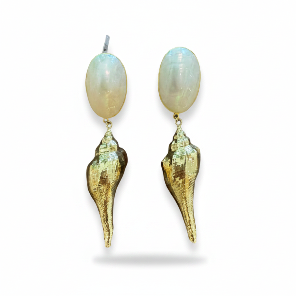 LUP13-LUCIA PIÑA-ARETES DE MADRE PERLA CON CARACOL EN BAÑO DE ORO-S1856