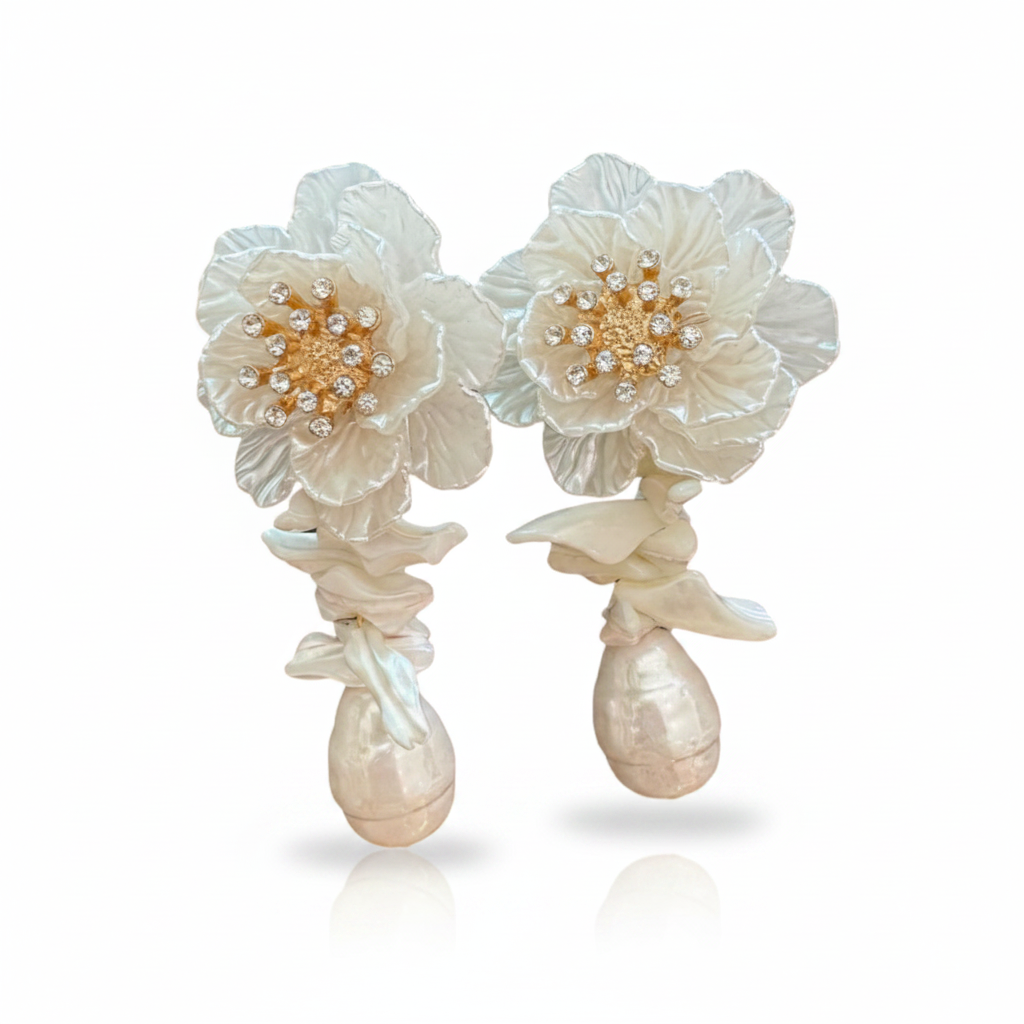 LUP22-LUCIA PIÑA-AARETES DE FLORES EN RESINA CON CONCHA Y PERLA SINTÉTICA   -S1508