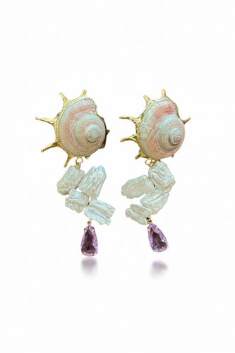 LUP08-LUCIA PIÑA- ARETES DE CARACOL NATURAL CON PERLAS DE RÍO Y CRISTAL  -S1856