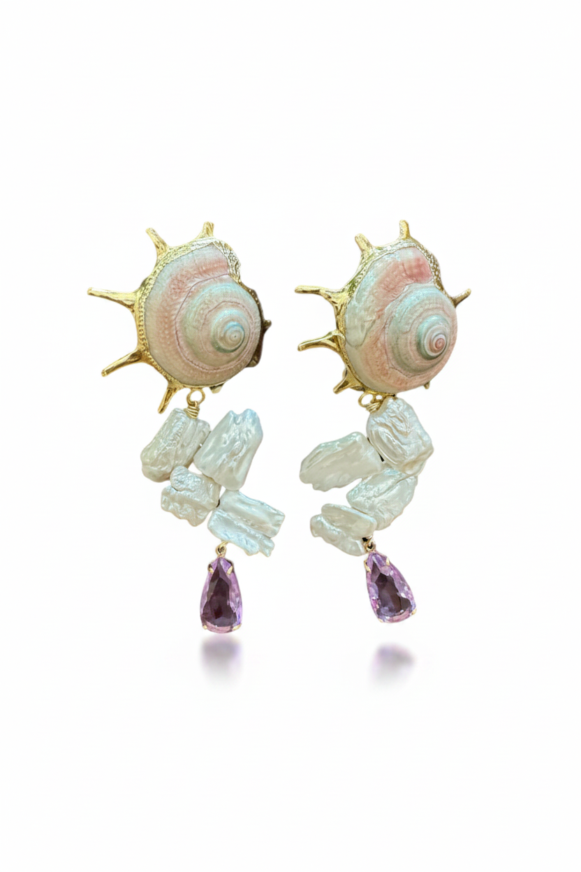 LUP08-LUCIA PIÑA- ARETES DE CARACOL NATURAL CON PERLAS DE RÍO Y CRISTAL  -S1856