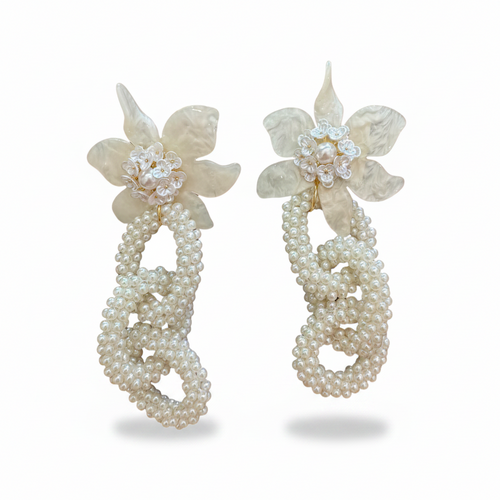 LUP21-LUCIA PIÑA-ARETES DE FLORES EN RESINA CON ESLABONES EN PERLA SINTÉTICA  -S1508