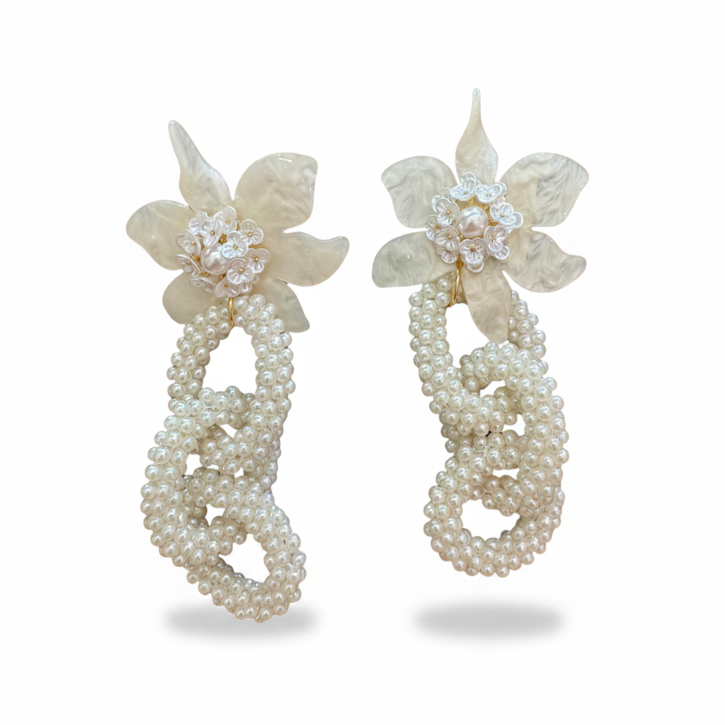LUP21-LUCIA PIÑA-ARETES DE FLORES EN RESINA CON ESLABONES EN PERLA SINTÉTICA  -S1508