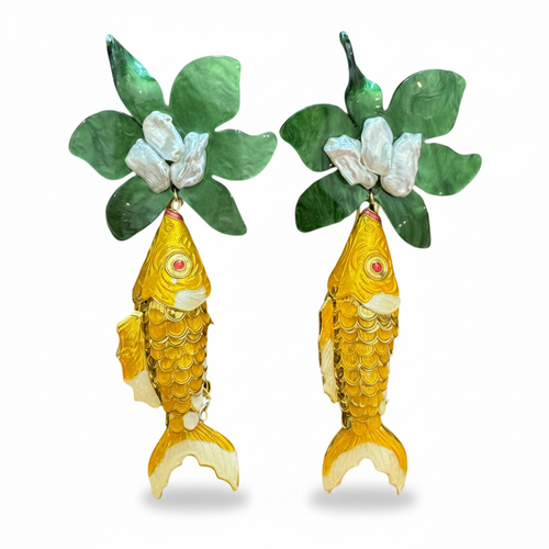 LUP05-LUCIA PIÑA-ARETES DE PEZ EN LATÓN CON FLORES EN RESINA Y PERLAS NATURALES -S2088