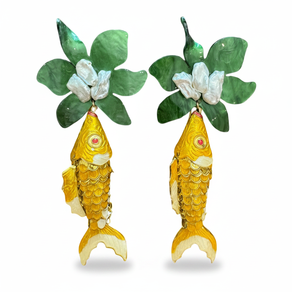 LUP05-LUCIA PIÑA-ARETES DE PEZ EN LATÓN CON FLORES EN RESINA Y PERLAS NATURALES -S2088