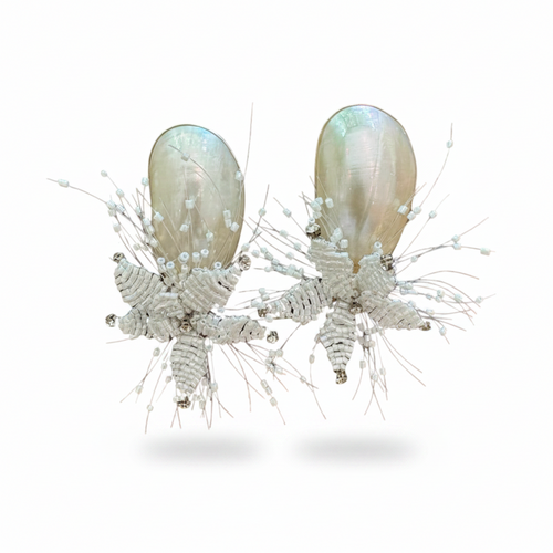 LUP23-LUCIA PIÑA-ARETES DE MADRE PERLA CON FLOR TEJIDA EN CANUTILLO-S1624