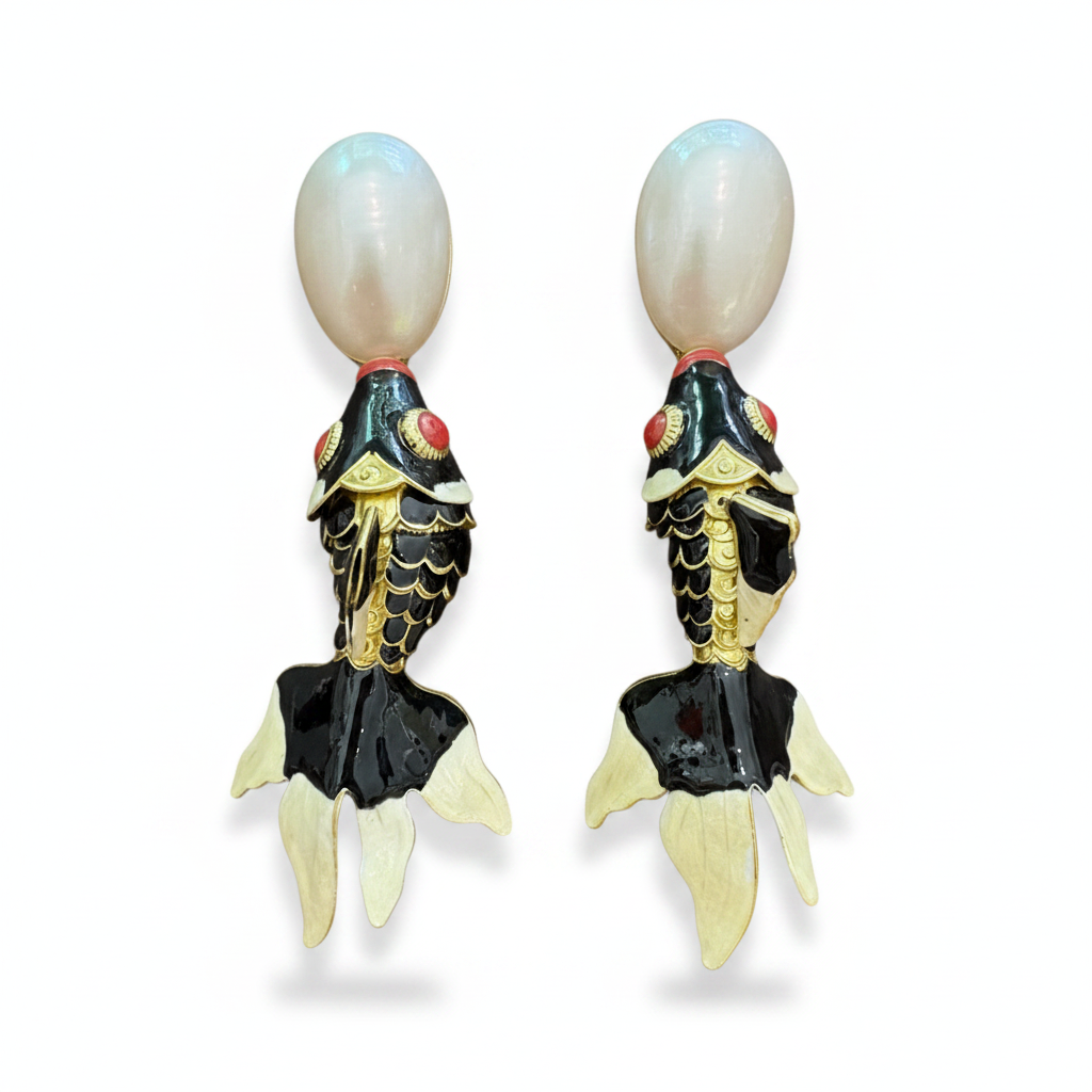 LUP04-LUCIA PIÑA-ARETES DE PEZ EN LATÓN CON MADRE PERLA-S2088
