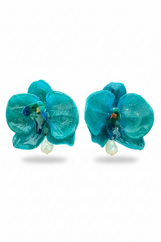 LUP36-LUCIA PIÑA-ARETES DE ORQUÍDEAS SINTÉTICAS EN BAÑO DE RESINA Y PERLA SINTÉTICA  -S1624