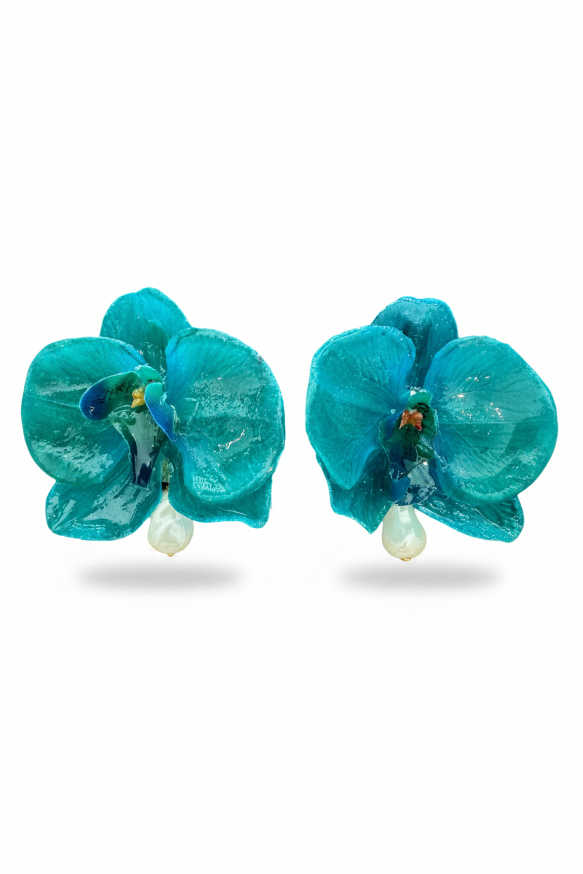 LUP36-LUCIA PIÑA-ARETES DE ORQUÍDEAS SINTÉTICAS EN BAÑO DE RESINA Y PERLA SINTÉTICA  -S1624