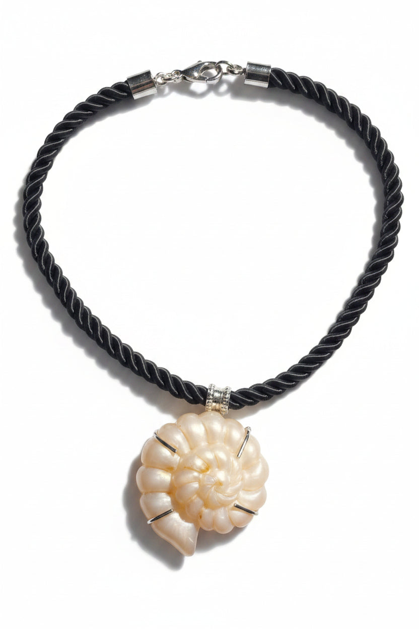 NAMM91-NAMMOS-COLLAR CUERDA NEGRA CON CARACOL BEIGE-S1063