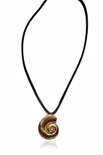 NAMM89-NAMMOS-COLLAR LARGO DE PIEL CON CARACOL DORADO-S608