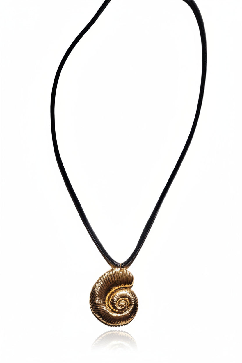 NAMM89-NAMMOS-COLLAR LARGO DE PIEL CON CARACOL DORADO-S608
