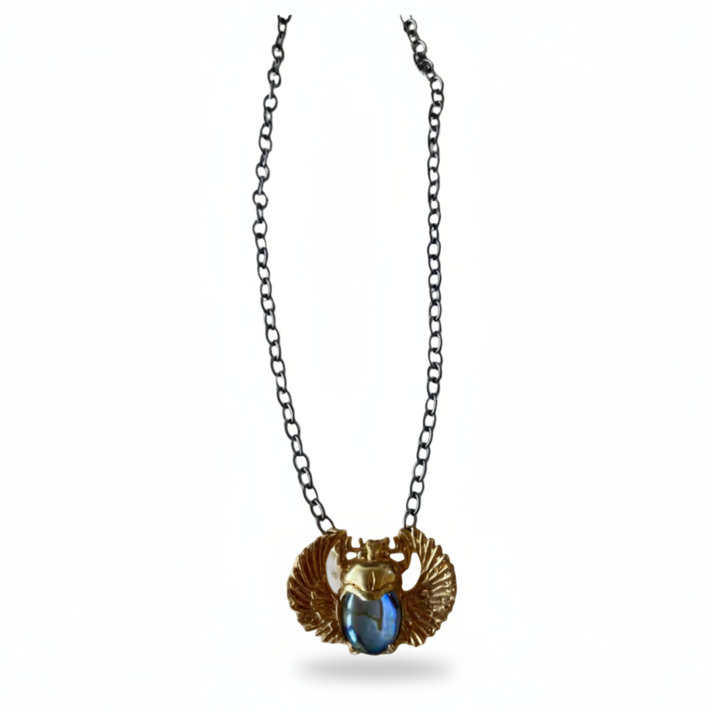 MAN41-MANI MAALAI-ESCARABAJO EGIPCIO GRANDE MADRE PERLA Y CUARZO CABUCHON- S6590